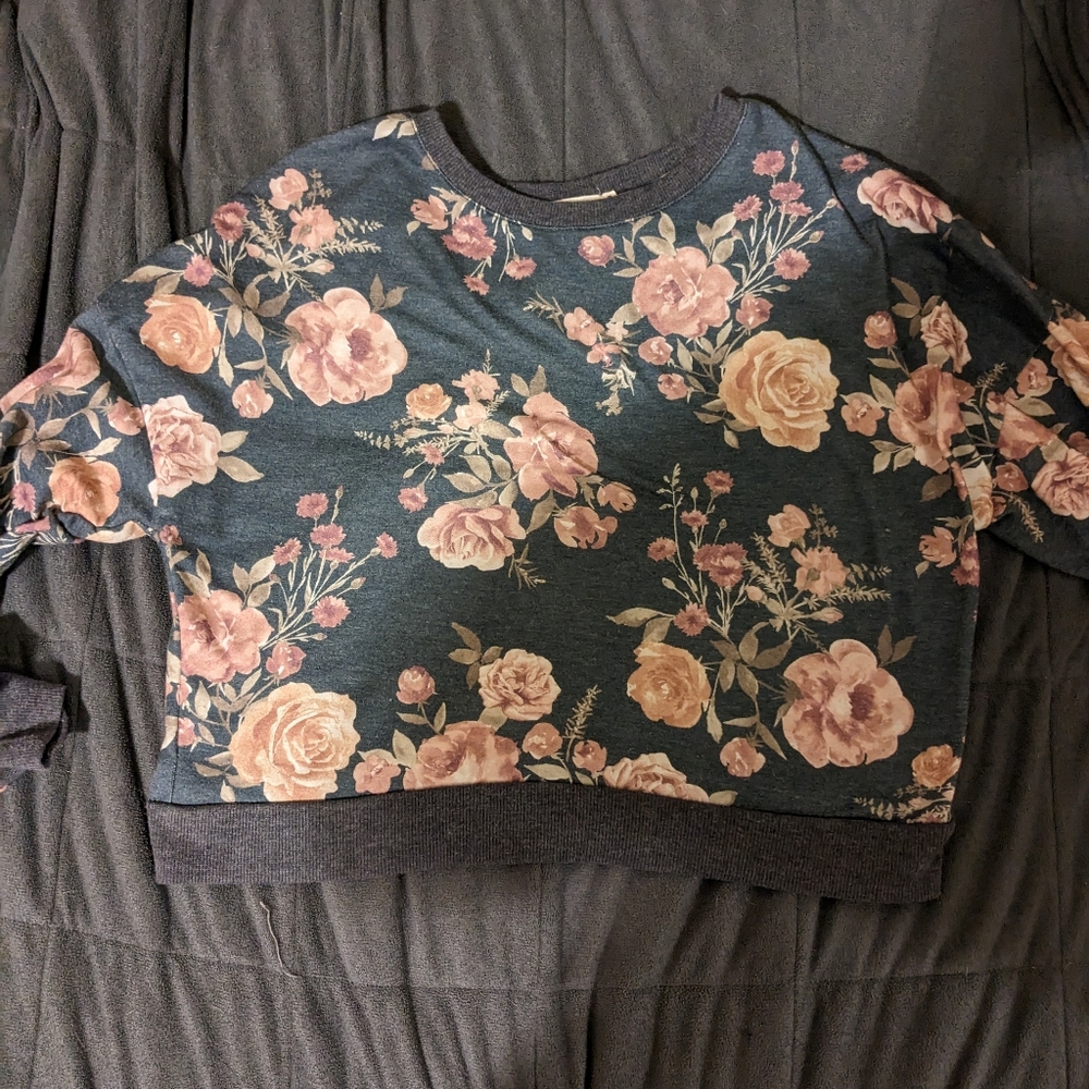 Rose pattern long sleeve crop top
